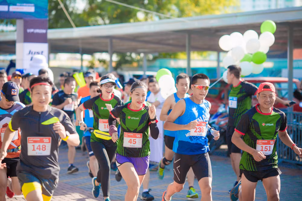 Over 2,600 runners compete in Hanoi Int’l Heritage Marathon ảnh 1