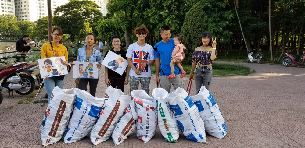 Hanoi’s young volunteers inspire eco-brick making ảnh 2