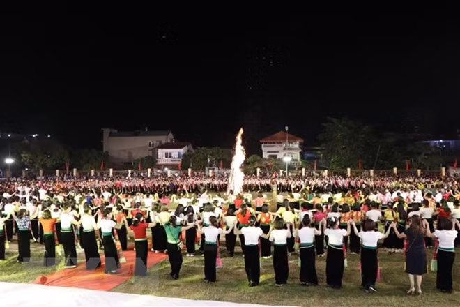 Thousands of tourists flock to Muong Lo Tourism-Culture Week ảnh 1