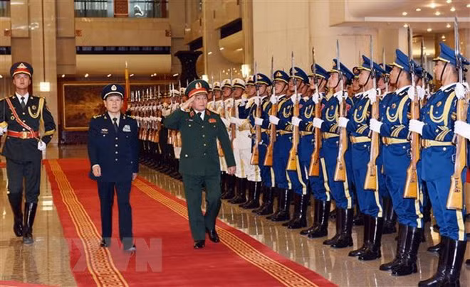 Vietnam, China beef up defence ties ảnh 2