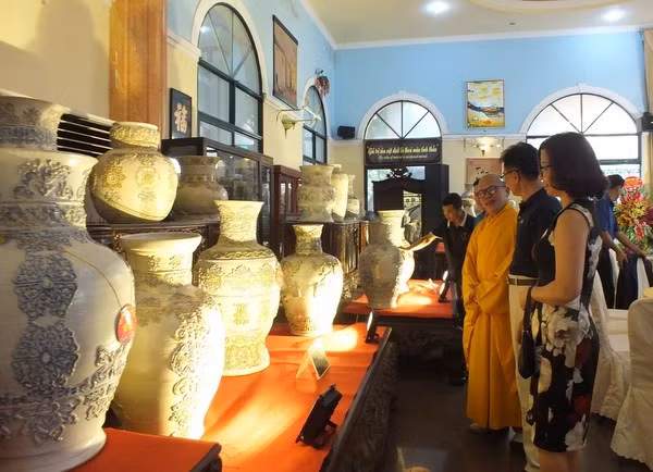Ceramic vase set enters Vietnam Book of Records ảnh 1