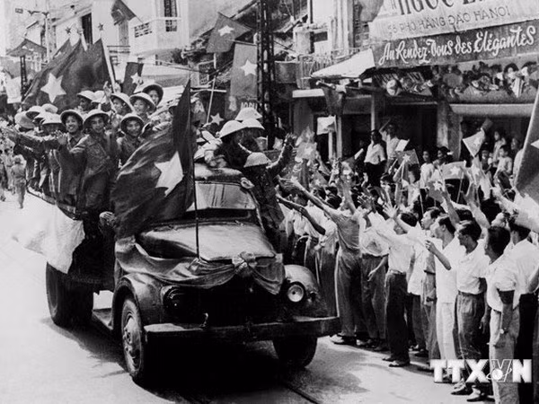 Photo exhibition reflects on Hanoi’s Liberation Day ảnh 1