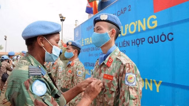 Vietnam’s Level-2 Field Hospital Rotation 3 receives UN medals ảnh 1