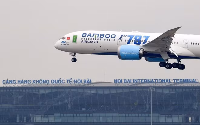 Another 300 Vietnamese evacuated from Ukraine safely arrive home on flight from Poland ảnh 2
