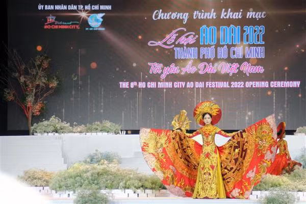 Ho Chi Minh City "ao dai" festival kicks off ảnh 1
