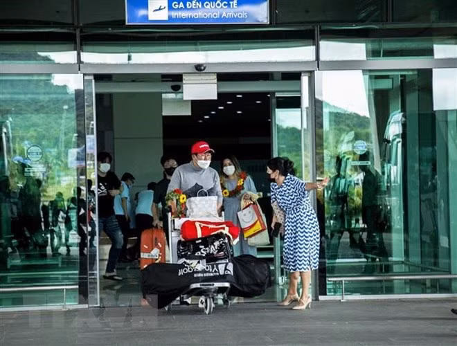 Vietnam drops COVID-19 vaccine certificates, quarantine requirements for foreign arrivals ảnh 1