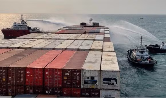 Owner of container ship blazed off Vietnamese coast thanks for help ảnh 1