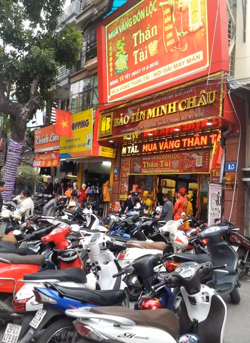 Gold shops await God of Wealth ảnh 1