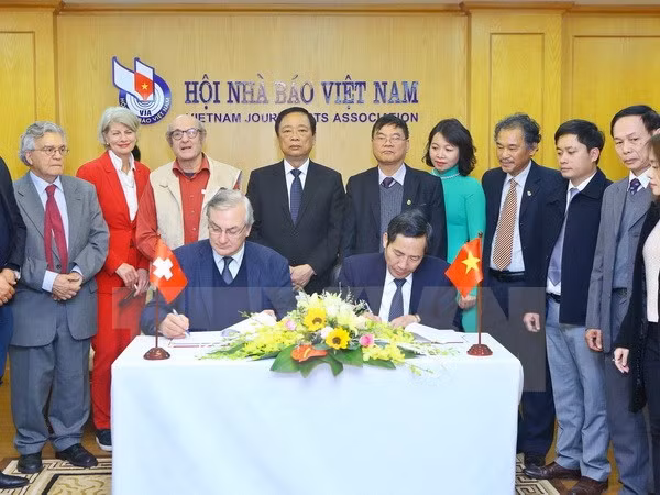 Deputy PM hosts Foreign Press Agency delegation ảnh 1