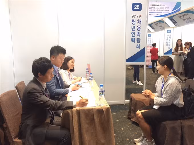 RoK firms hire at HCM City job fair ảnh 1
