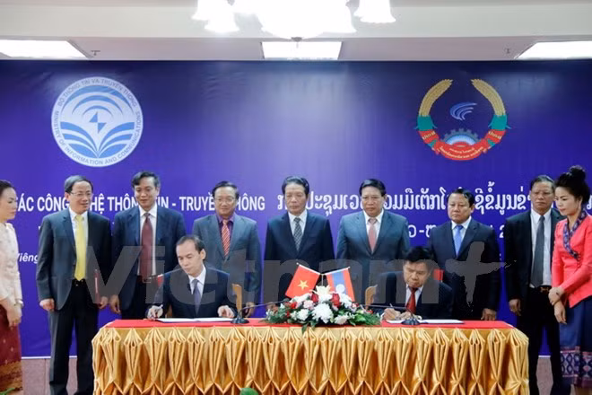 Vietnam-Laos ICT cooperation forum held in Vientiane ảnh 1