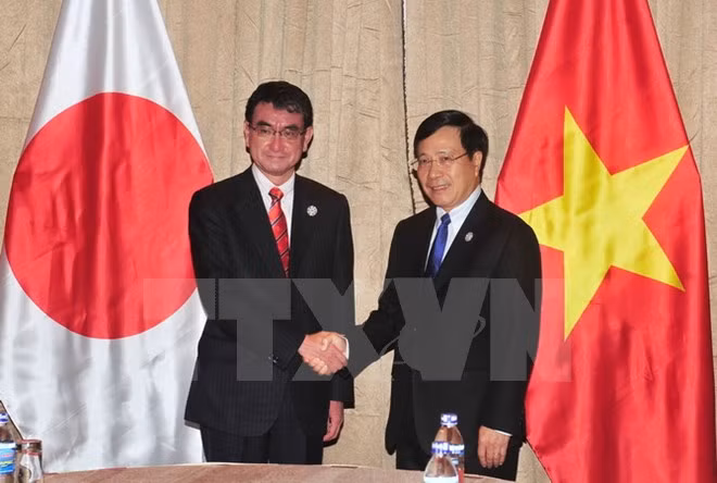APEC 2017: Deputy PM Minh meets Japanese FM, WEF Director ảnh 1