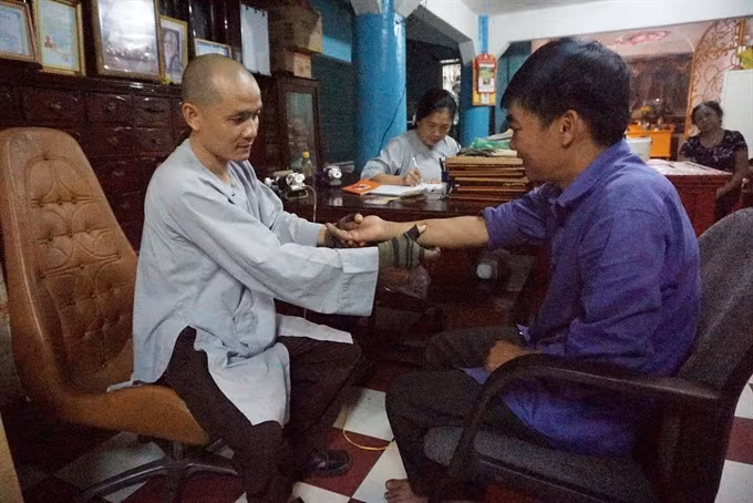 Buddhist monks offer free traditional treatments ảnh 1