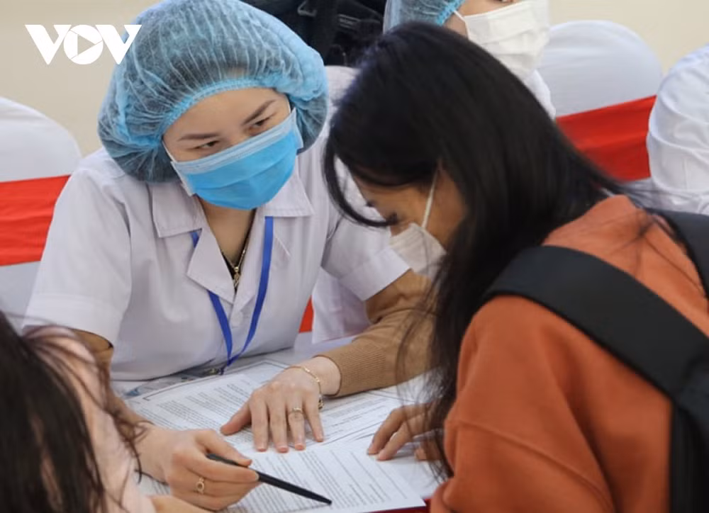 Around 200 people register for made-in-Vietnam COVID-19 vaccine trials ảnh 1