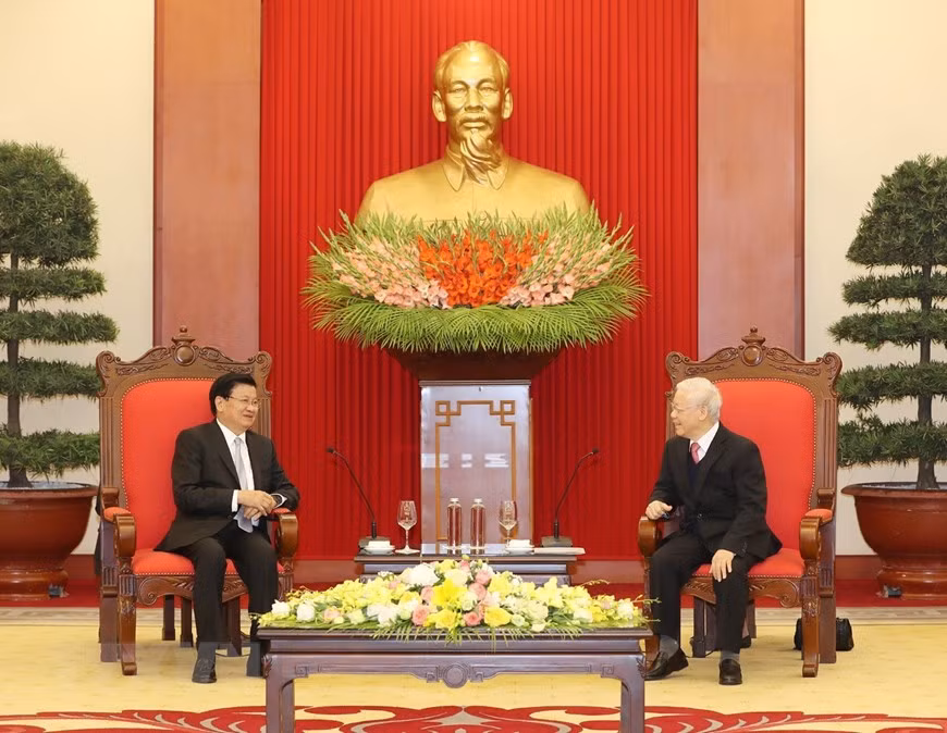 Party, State leader receives visiting Laos PM ảnh 1