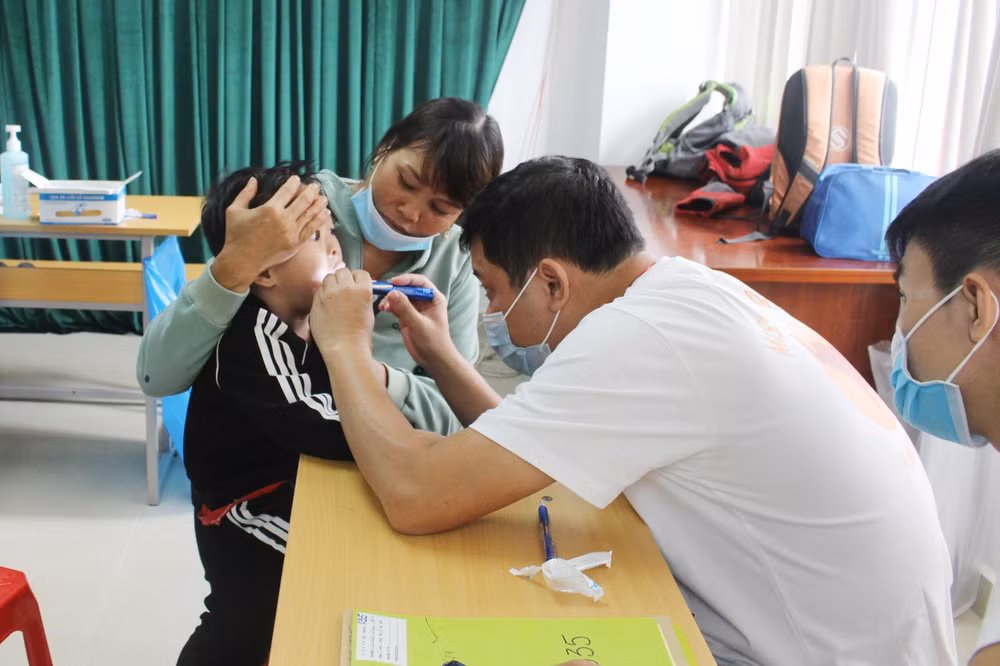 Free surgeries to bring smiles for children with cleft lips, palates ảnh 1