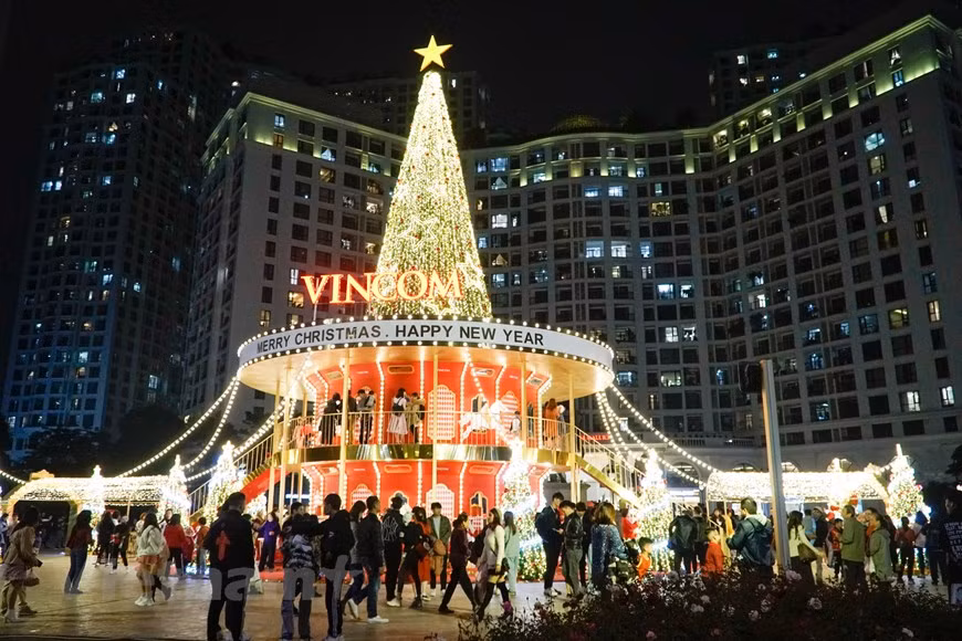 Christmas atmosphere overwhelms localities nationwide ảnh 2