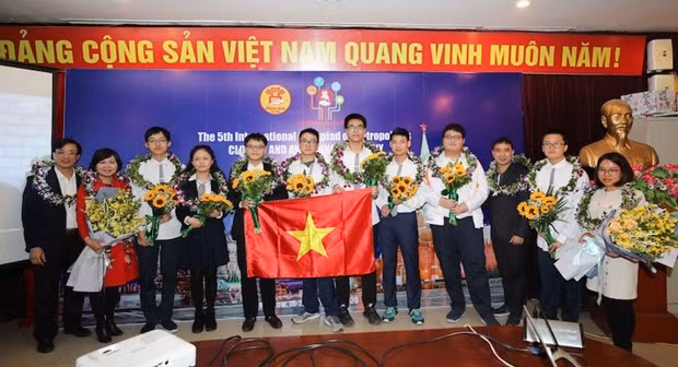 Vietnamese students win five gold medals at Int’l Olympiad of Metropolises ảnh 1
