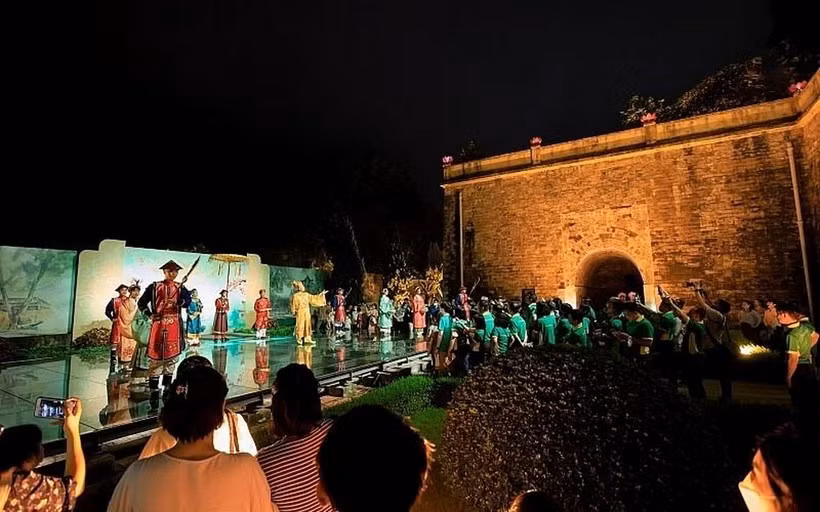 “Decoding Thang Long Imperial Citadel” night tour thrills tourists ảnh 1