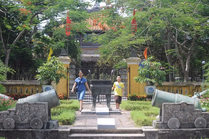 Indecent clothing banned at Hue monuments ảnh 1