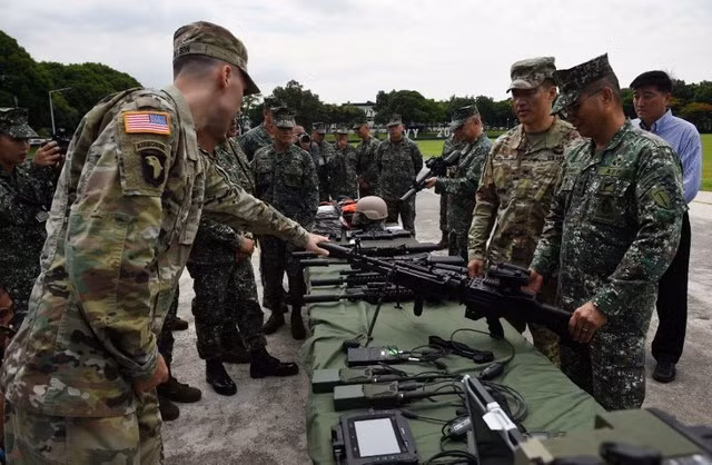 US provides new weapons for Philippines ảnh 1