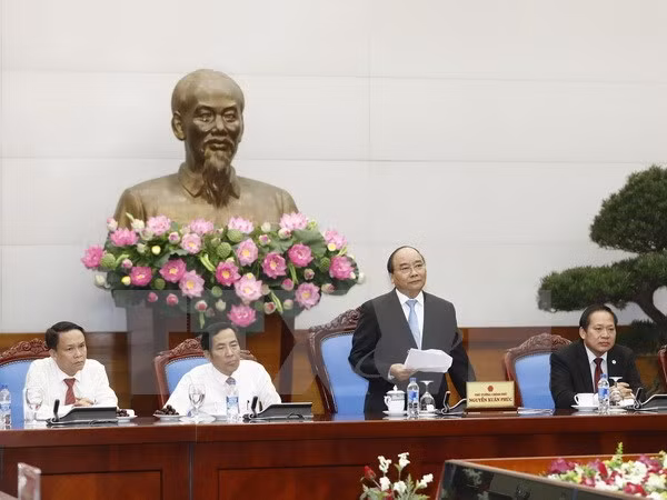 Press should report more on business climate improvement, PM says ảnh 1