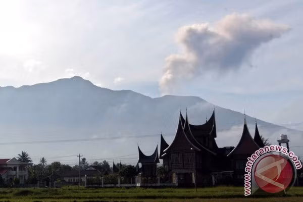 Indonesia: Marapi volcano in West Sumatra erupts ảnh 1