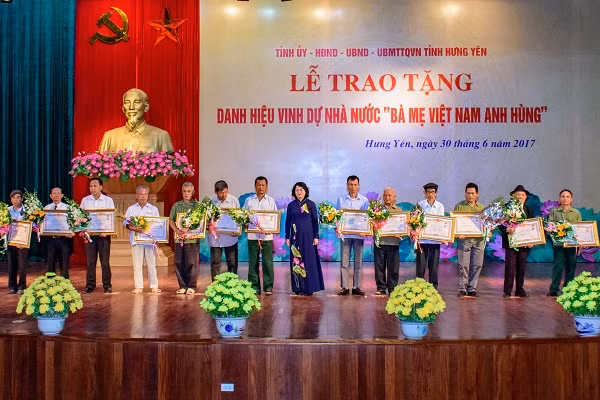 Vice President attends ceremony honouring heroic mothers in Hung Yen ảnh 1