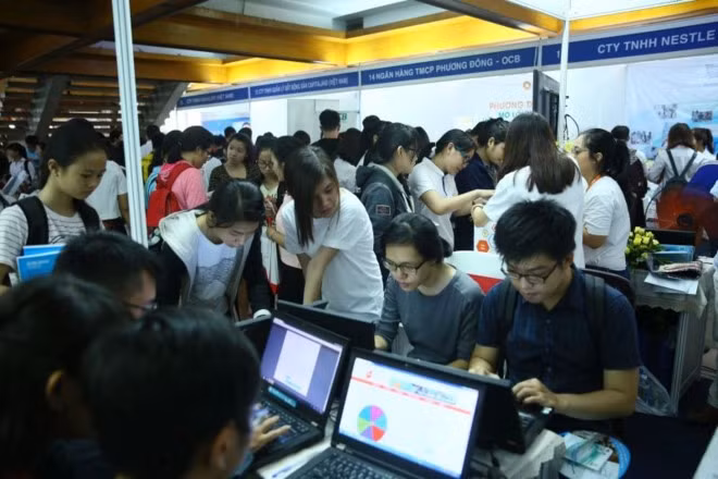 Civil service jobs open to non-HCM City residents ảnh 1