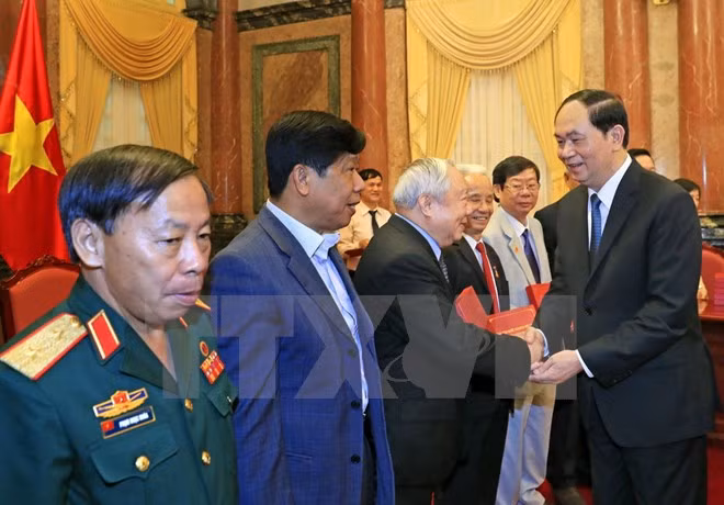 President meets former volunteer soldiers in Cambodia ảnh 1