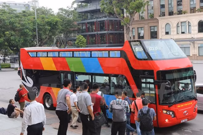 Double-decker tourist bus starts trial run in capital ảnh 1