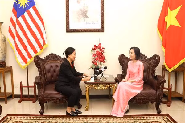 Vietnam-Malaysia ties expand across all pillars over 50 years: Diplomat ảnh 2