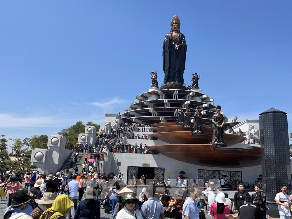 Revenue from tourists reaches over 3.6 billion USD in two months ảnh 1