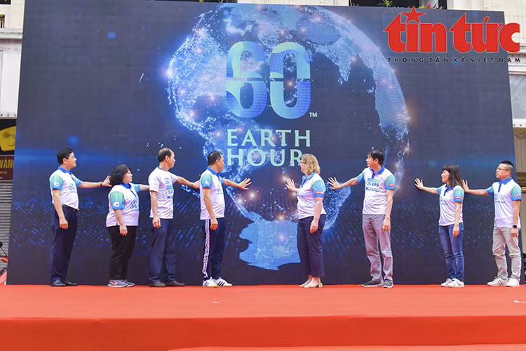 Over 1,000 people run in response to Earth Hour 2023 in Hanoi ảnh 1