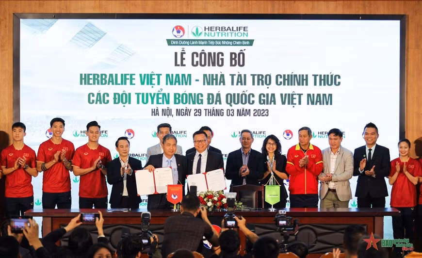 Herbalife sponsors nutrition for Vietnam’s national football teams ảnh 1