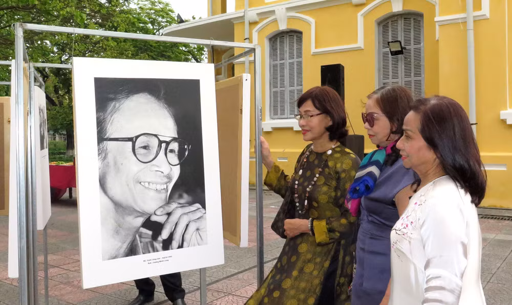 Photo exhibition reveals daily life of late composer Trinh Cong Son ảnh 1