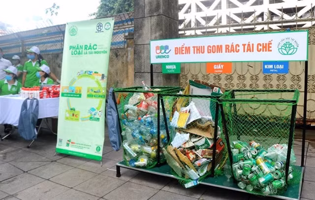 Hanoi needs solution for sorting solid waste at source ảnh 1