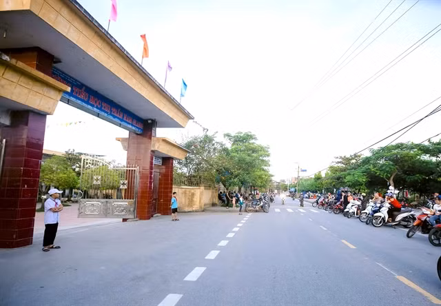 MoET urges schools to boost vigilance after spate of scams ảnh 1