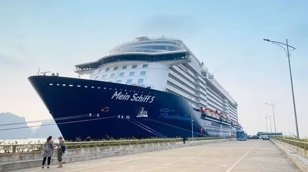 Cruise ship brings more than 2,000 int’l visitors to Ha Long ảnh 1