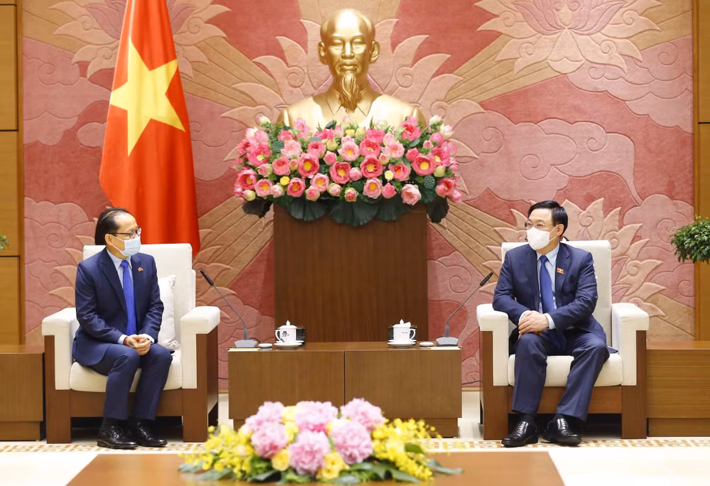 Vietnam gives high priority to relations with Cambodia: top legislator ảnh 1