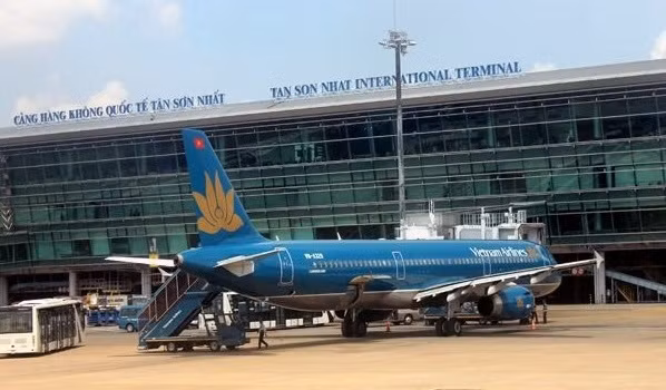 Tan Son Nhat airport stops receiving passengers from abroad ảnh 1
