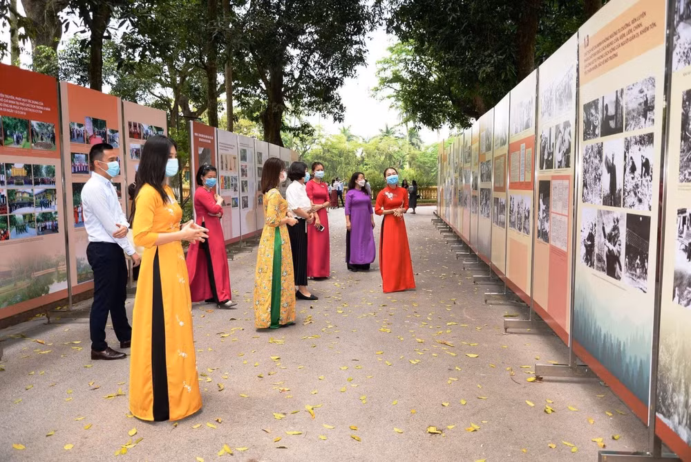 Valuable items on display to honour late President ảnh 2