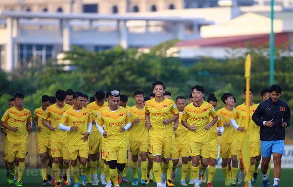 President encourages national football team ahead of important games ảnh 1