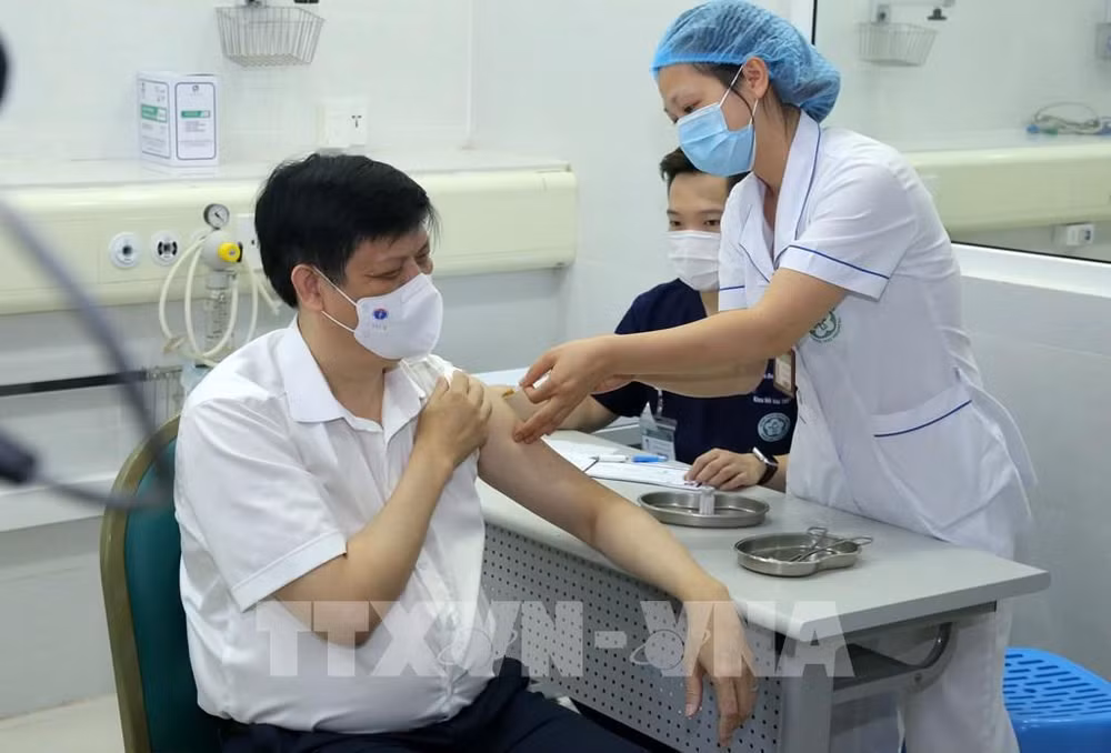 Health minister and deputies receive COVID-19 vaccine shots ảnh 1