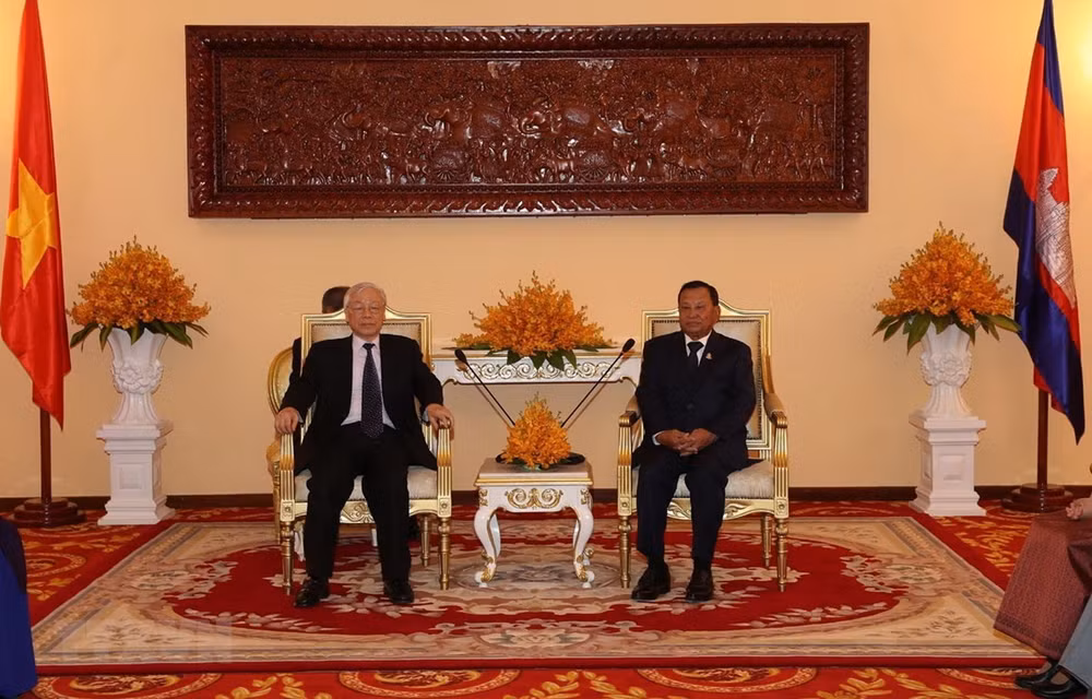 Top leader meets with Cambodia’s Senate, NA Presidents ảnh 1