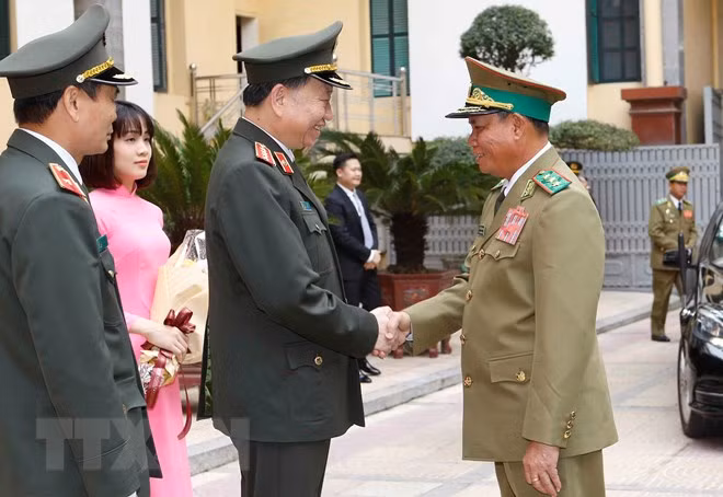 Vietnamese, Lao Ministries of Public Security step up cooperation ảnh 1