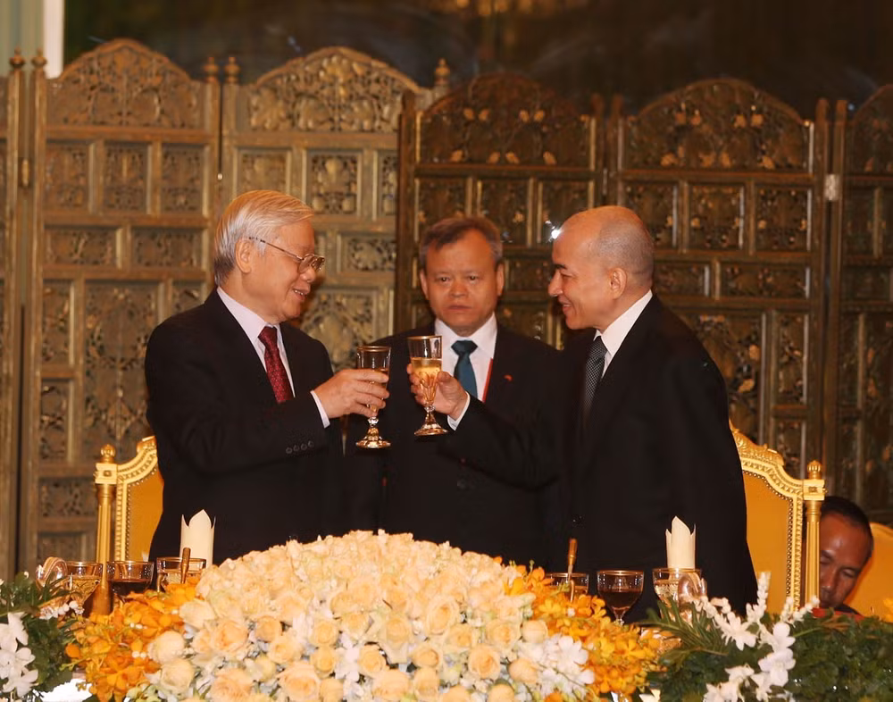 Cambodian King hosts state banquet for Vietnamese leader ảnh 1