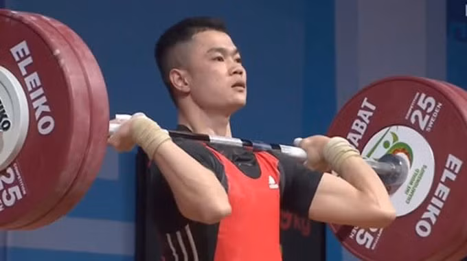 Vietnam bags six golds at world weightlifting event ảnh 1