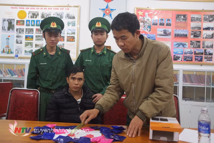 Nghe An: man arrested with 4,800 meth pills ảnh 1