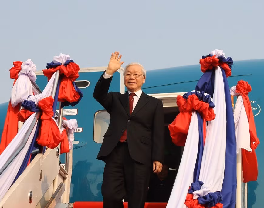Top Vietnamese leader begins official friendly visit to Laos ảnh 1